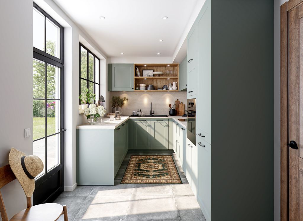Cocina verde en un espacio alargado con grandes ventanas negras
