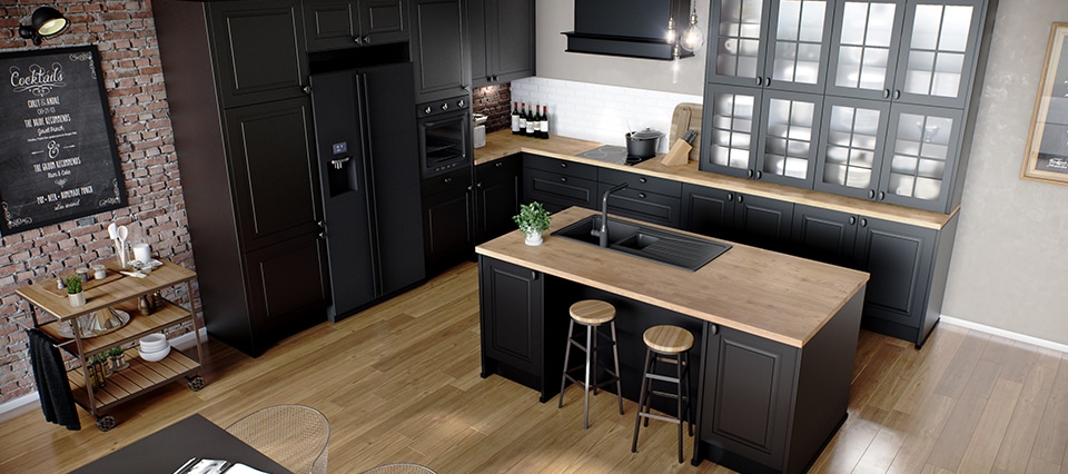 Cocina oscura con isla, barra de madera y grandes ventanas