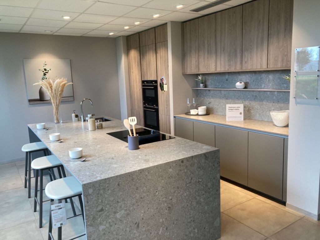 Cocina de exposición Easytouch gris topo con isla central, encimera efecto piedra y horno y microondas en columna