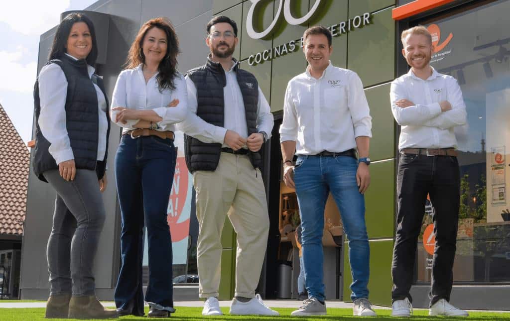 Equipo de Èggo frente a la tienda de Sestao