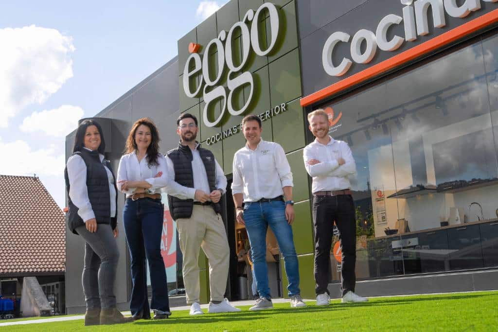 Equipo de Èggo frente a la tienda de cocinas de Sestao