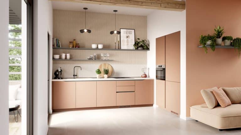 Cocina de color coral con estantes abiertos y encimera clara