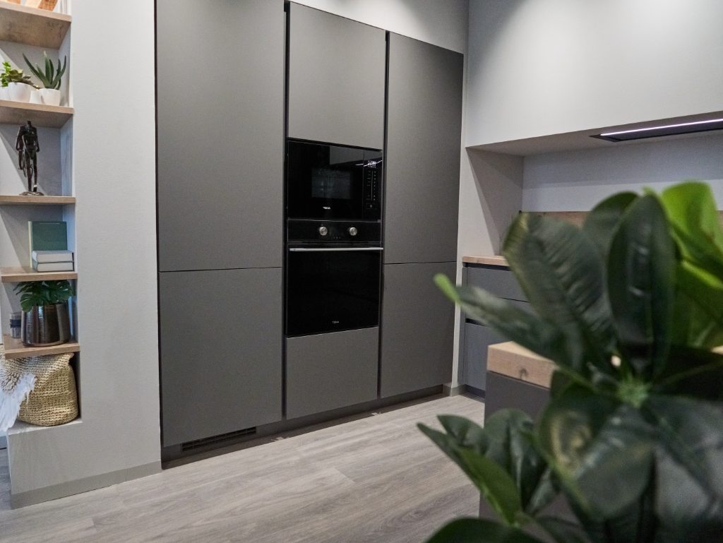 Horno y microondas integrados en columna en una cocina gris grafito