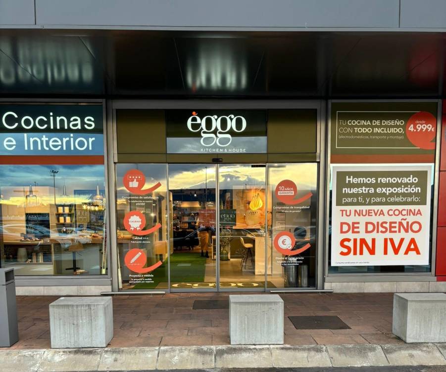 Escaparate y entrada de una tienda Èggo