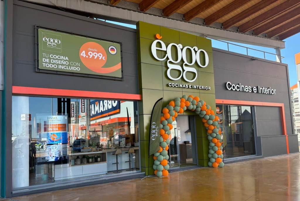 Entrada de una tienda Èggo decorada con un arco de globos