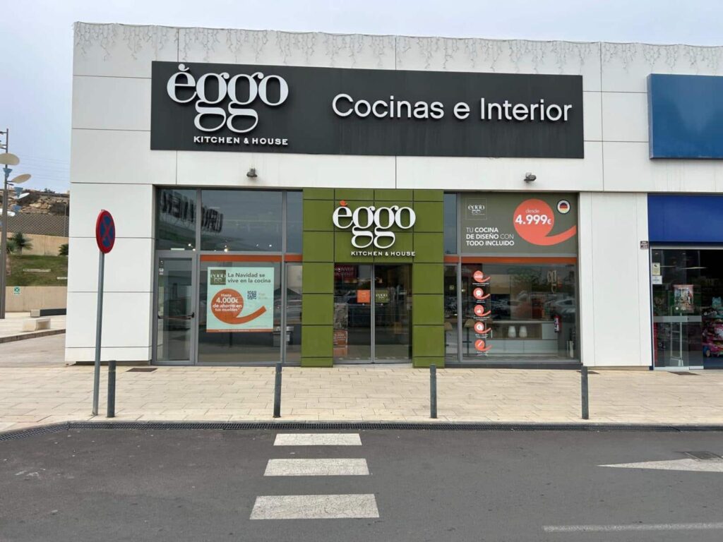 Fachada de la tienda Èggo Cocinas e Interior de Almería