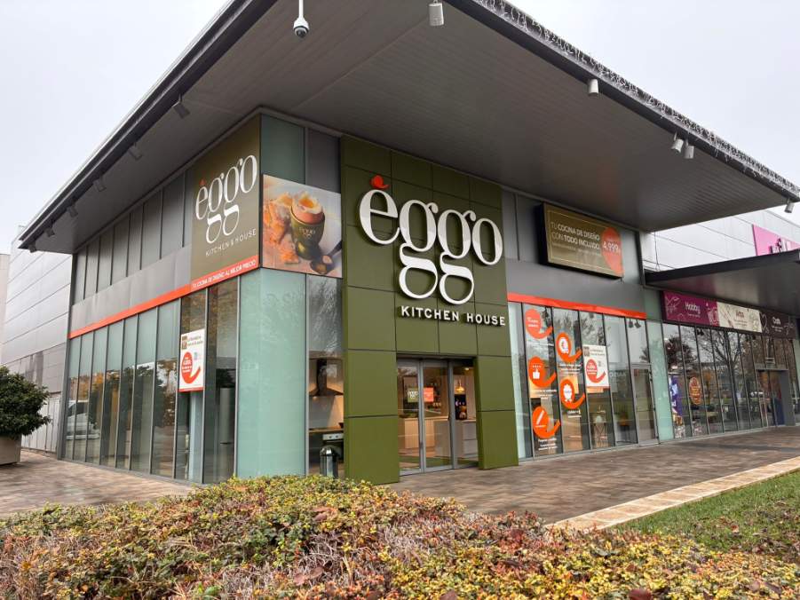 Tienda Èggo Cocinas e Interior en un edificio de esquina