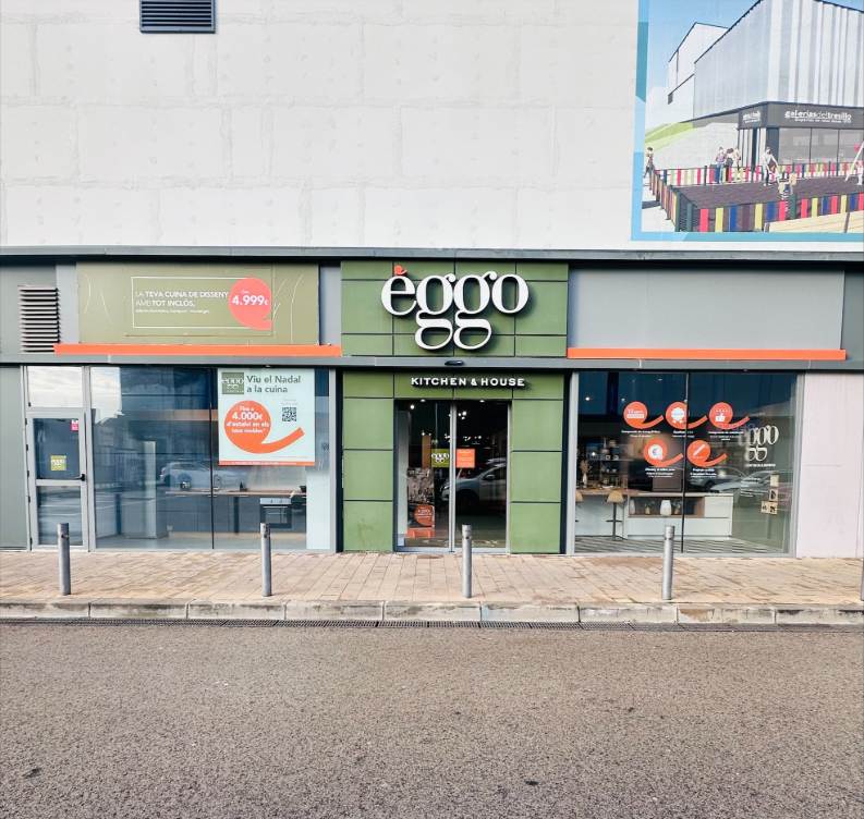 Fachada de una tienda Èggo con dos accesos