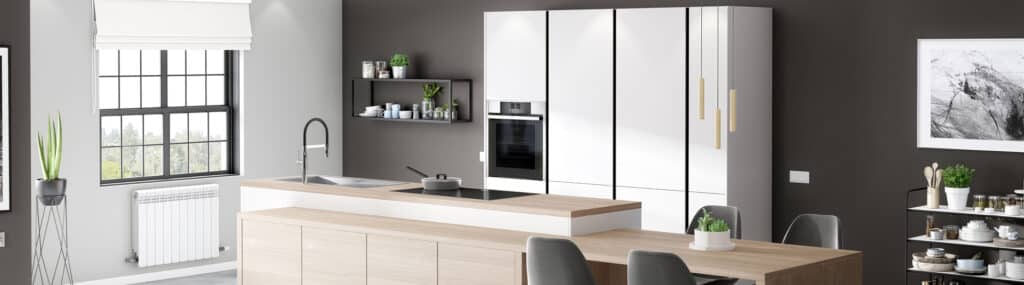 Cocina blanca con isla y estanterías junto a la ventana