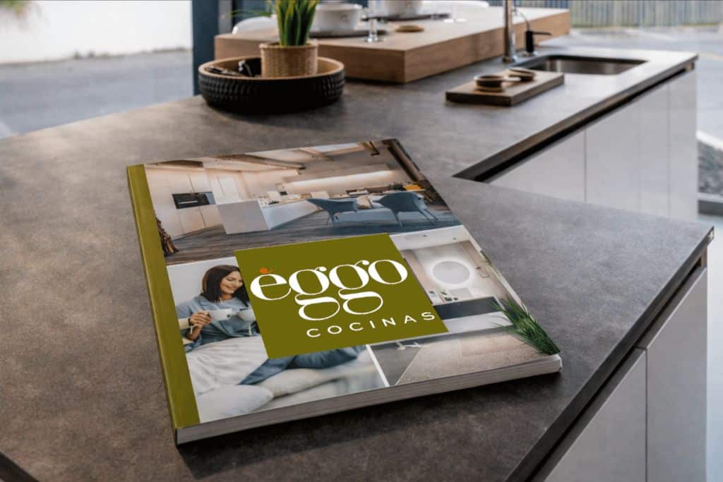 Catálogo de cocinas Èggo sobre una encimera
