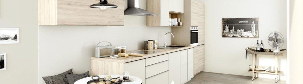 Cocina beige con muebles claros y estantes abiertos