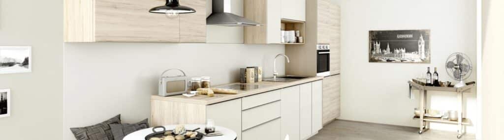 Cocina beige con muebles claros y estantes abiertos