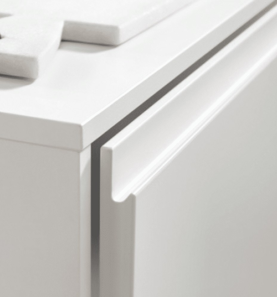 Detalle del perfil de apertura de una puerta blanca sin tirador