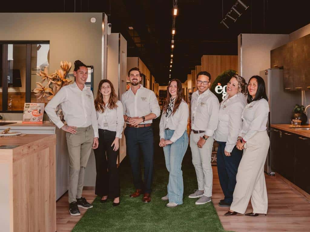 Equipo de Èggo en una exposición de cocinas