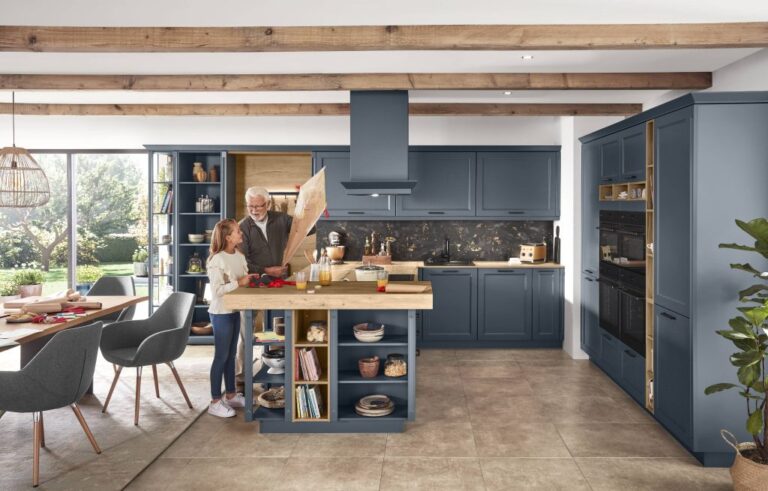 Cocina azul con isla de madera y vigas vistas