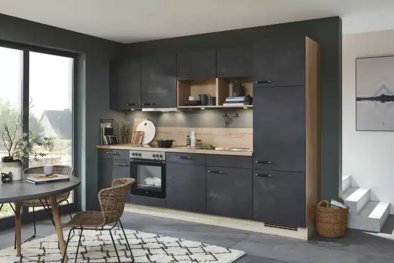 Cocina pequeña negra con nicho de madera y comedor