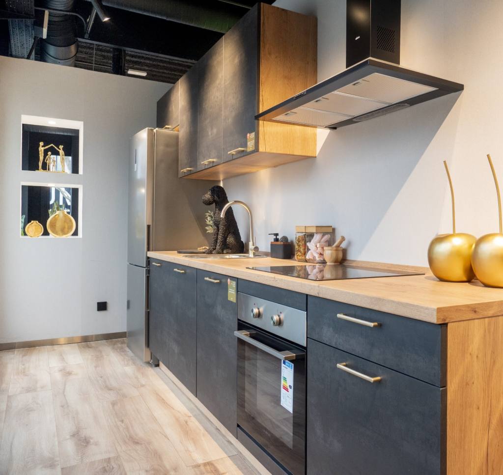 Cocina lineal con muebles oscuros y encimera de madera