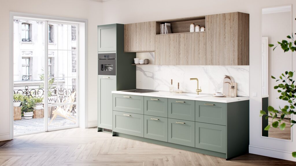Cocina lineal con muebles bajos verdes y altos de madera
