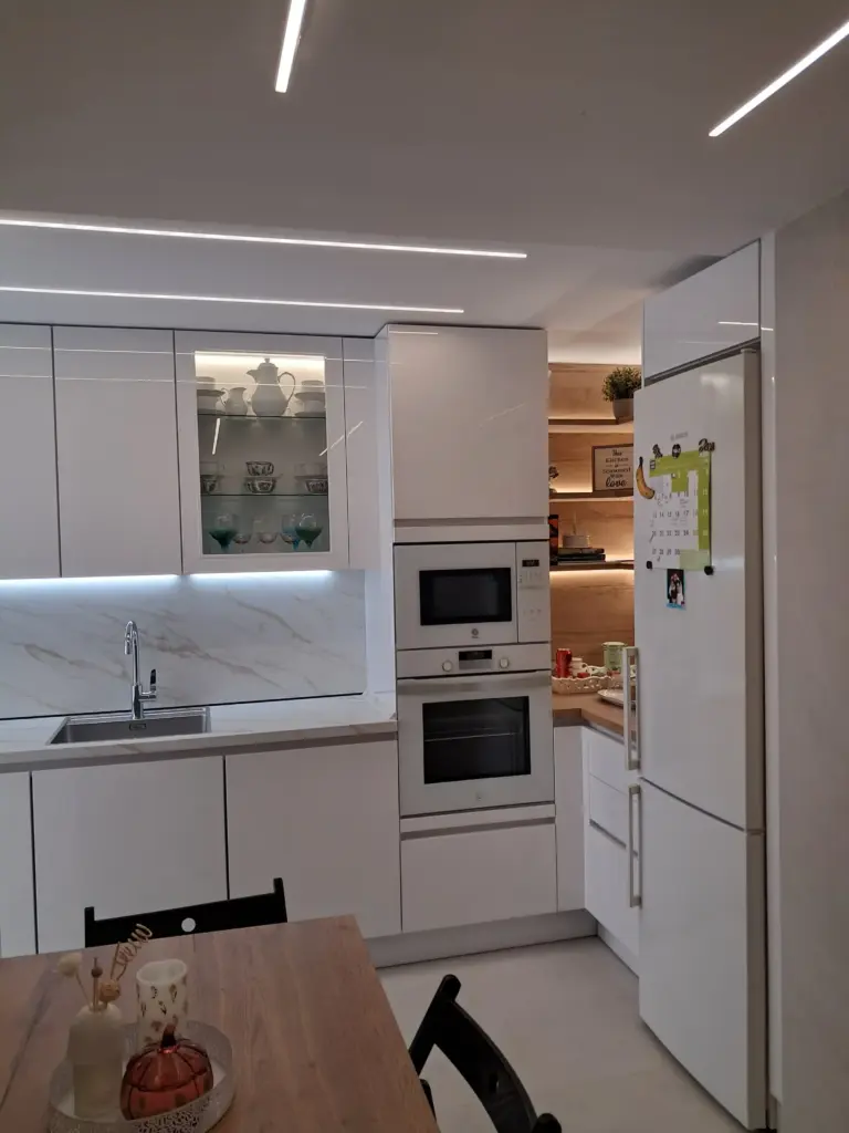 Cocina blanca con horno y microondas integrados