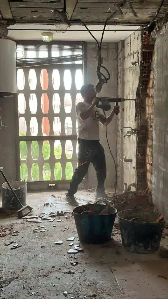 Persona trabajando en una estancia durante una reforma